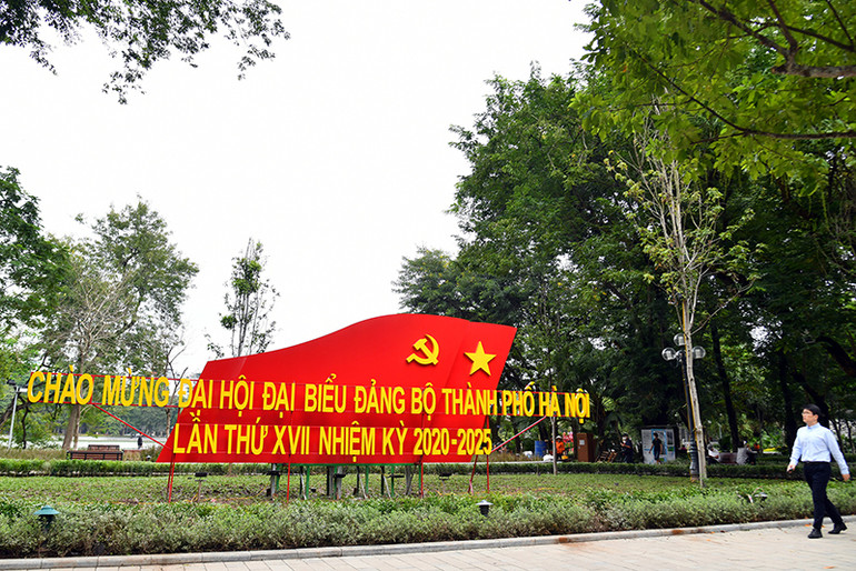 Đường phố Hà Nội rực rỡ cờ hoa chào mừng các sự kiện lớn -0