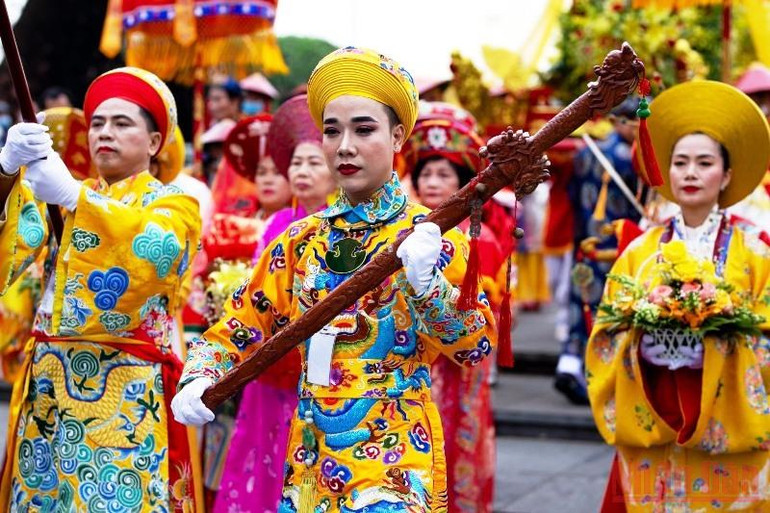 Hoạt động cung nghinh Thánh Mẫu bằng đường bộ đã được tái hiện, 1 carnival dân gian độc đáo, có quy mô lớn và đầy màu sắc của trang phục cổ xưa, mang yếu tố văn hóa tâm linh thờ phụng Thánh Mẫu Thiên Y A Na. Thừa Thiên Huế tổ chức lễ hội truyền thống điện Huệ Nam -0