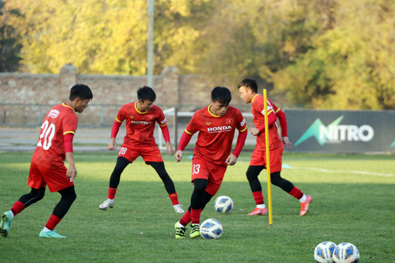 U23 Việt Nam làm quen SVĐ Dolen Omurzakov, sẵn sàng cho trận ra quân -0