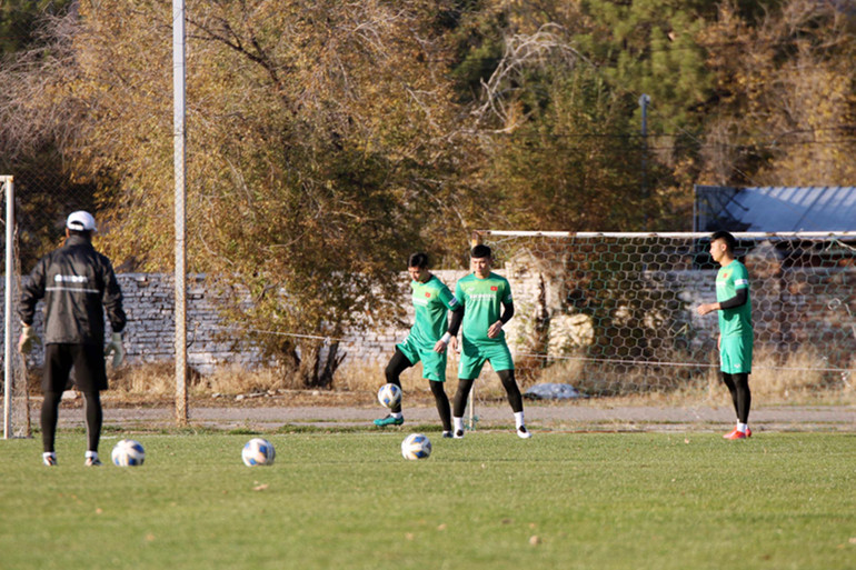 U23 Việt Nam làm quen SVĐ Dolen Omurzakov, sẵn sàng cho trận ra quân -0