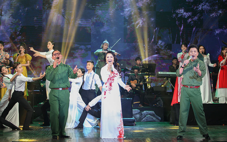 Xúc động “Tình khúc thời Hoa đỏ” -0