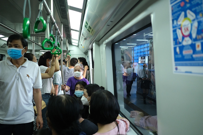 Người dân chen chúc đi thử tàu điện Cát Linh - Hà Đông, tiềm ẩn nguy cơ dịch bệnh -0