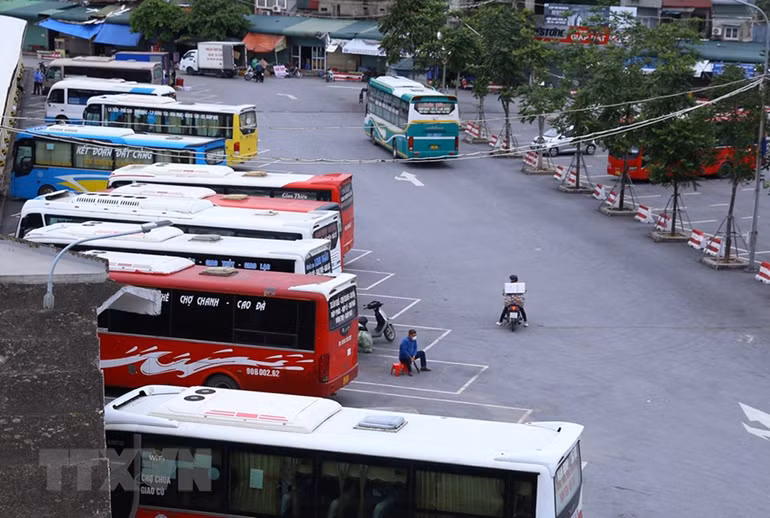 Xe khách liên tỉnh được hoạt động trở lại, bến xe Hà Nội vẫn vắng vẻ -0