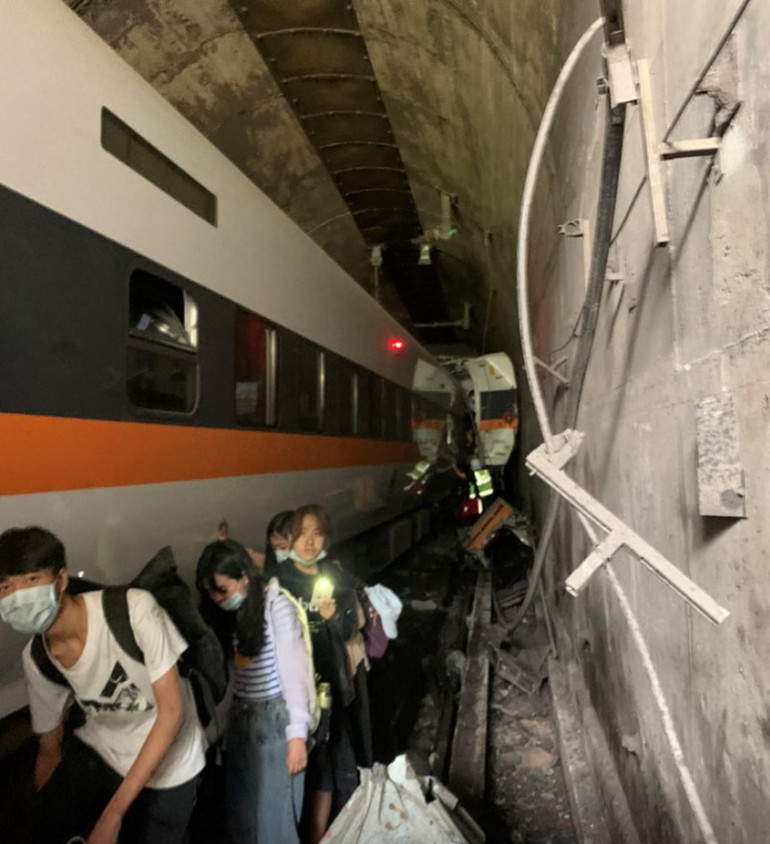 Tàu trật đường ray tại Đài Loan (Trung Quốc), ít nhất 36 người thiệt mạng -0