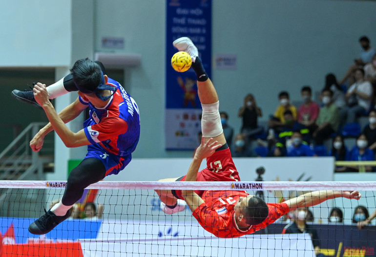 Vận động viên cầu mây phô diễn kỹ thuật tại đấu trường SEA Games 31 -0