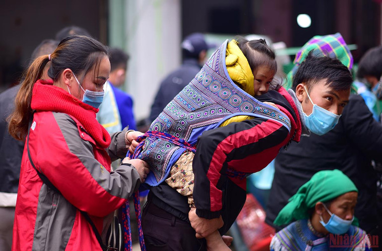 Độc đáo cảnh mẹ địu con đi chợ phiên Bắc Hà ngày giáp Tết -0