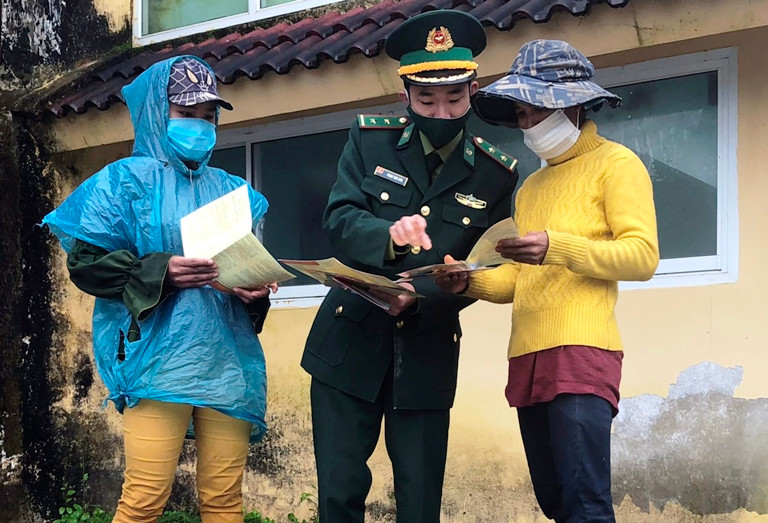 Đồn biên phòng cửa khẩu A Đớt cấp phát tờ rơi tuyên truyền phòng chống dịch Covid-19 cho người dân bản Ka Lô. Tặng 200 suất quà cho dân bản ở biên giới nước Việt - Lào -0