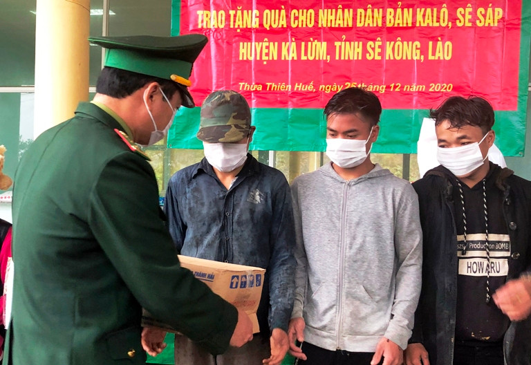 Thượng tá Phạm Tùng Lâm, Phó Chính uỷ BĐBP tỉnh Thừa Thiên Huế trao quà cho nhân dân bản Ka Lô, huyện Kà Lừm, tỉnh Sê Kông. Tặng 200 suất quà cho dân bản ở biên giới nước Việt - Lào -0