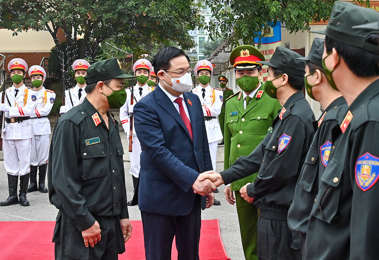 Chủ tịch Quốc hội Vương Đình Huệ thăm, chúc Tết lực lượng vũ trang tại Hà Nội -0