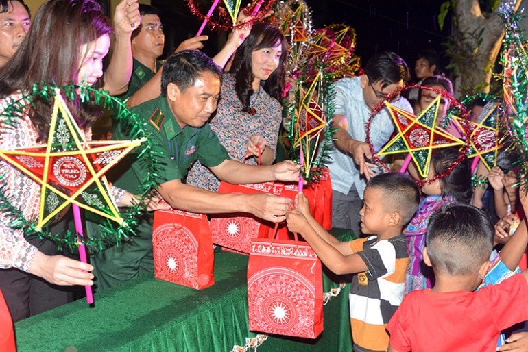 Đêm hội trăng rằm thắp sáng ước mơ trẻ em dân tộc Chứt -0