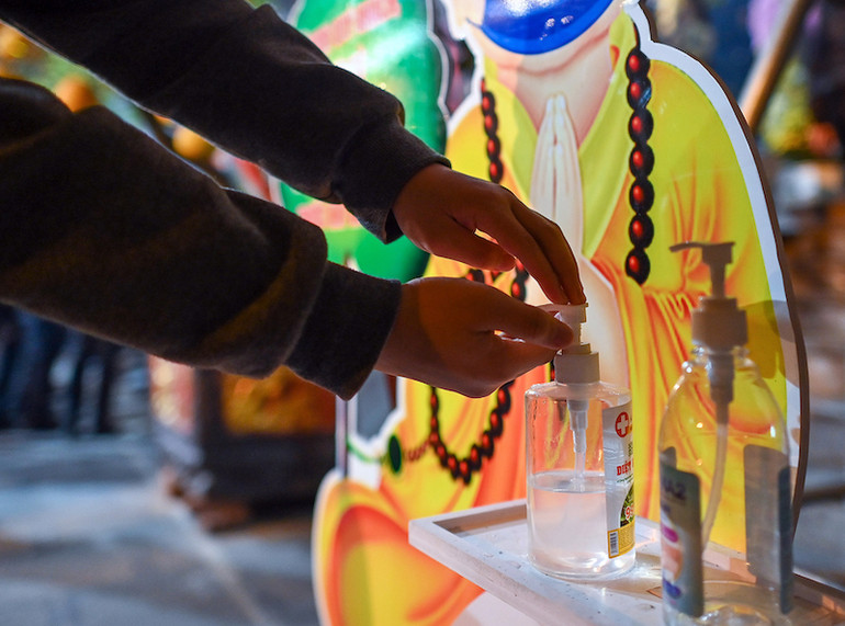 Đi lễ đầu năm nhưng không quên phòng dịch -0