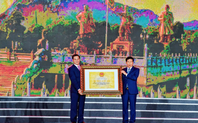 Bộ trưởng Văn hoá- Thể thao và Du lịch trao Bằng di tích lịch sử quốc gia cho lãnh đạo UBND TP Hải Phòng Âm vang chiến thắng trên sông Bạch Đằng -0