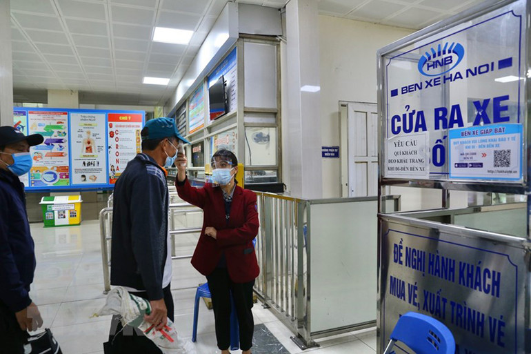 Xe khách liên tỉnh được hoạt động trở lại, bến xe Hà Nội vẫn vắng vẻ -0