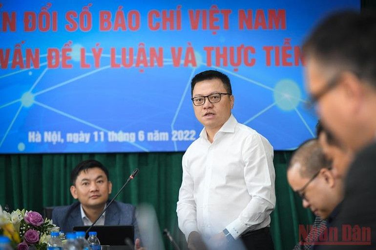 Tổng Biên tập Báo Nhân Dân Lê Quốc Minh chia sẻ tại hội thảo. (Ảnh: THÀNH ĐẠT) Chuyển đổi số báo chí Việt Nam - Những vấn đề lý luận và thực tiễn -0