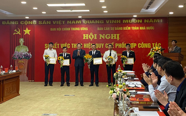 Đồng chí Phan Đình Trạc trao Kỷ niệm chương Vì sự nghiệp Nội chính Đảng. Ban Nội chính Trung ương và Ban Cán sự đảng Kiểm toán Nhà nước nâng cao hiệu quả phối hợp trong công tác phòng, chống tham nhũng -0