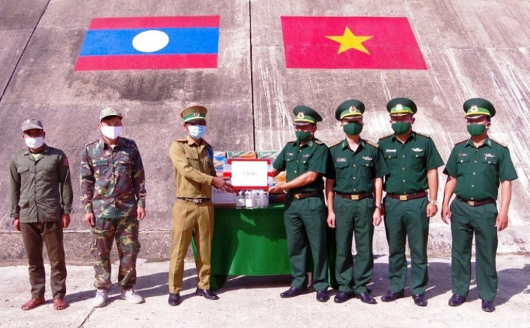 Lãnh đạo Bộ chỉ huy BĐBP tỉnh Thừa Thiên Huế tặng quà cho Đồn Công an Tà Vàng, Đại đội Bảo vệ biên giới 531, huyện Kà Lừm, tỉnh Sê Kông (Lào). Khánh thành tượng đài “Bác Hồ với chiến sĩ Biên phòng” -0