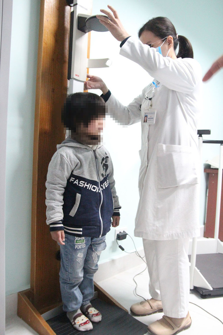 Chín tuổi chỉ nặng như trẻ 1,5 tuổi, bác sĩ cảnh báo bệnh thiếu hormone tăng trưởng -0