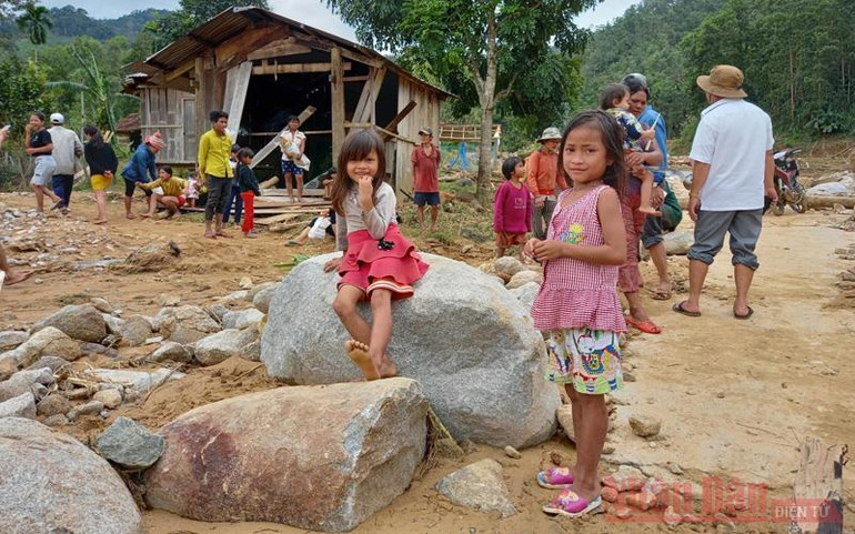 Sạt lở núi vùi làng -0