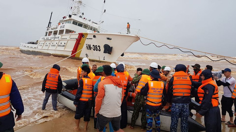 Tiếp tục cứu chín người mắc kẹt trên tàu Vietship 01 -0