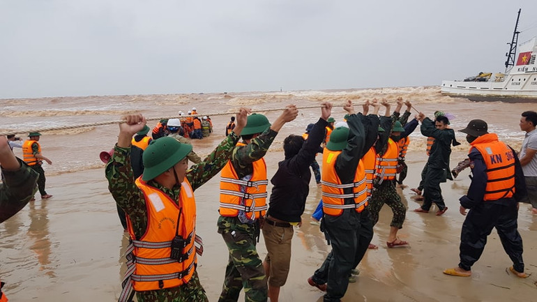 Tiếp tục cứu chín người mắc kẹt trên tàu Vietship 01 -0