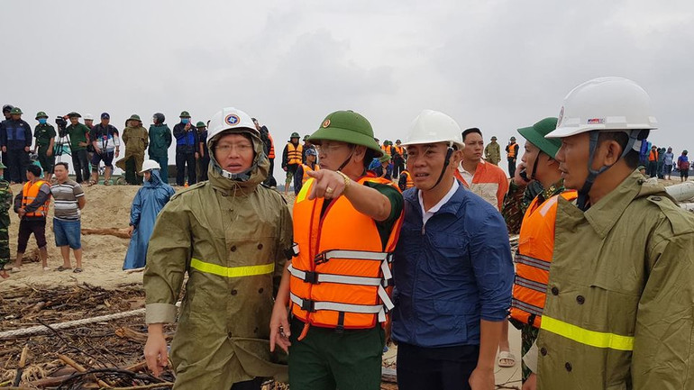 Tiếp tục cứu chín người mắc kẹt trên tàu Vietship 01 -0