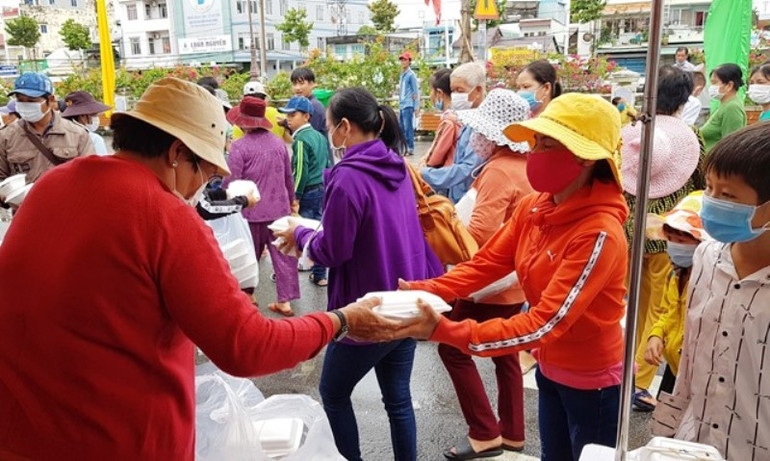 Phát cơm chay hộp cho bà con tại lễ hội. Lễ hội Anh hùng dân tộc Nguyễn Trung Trực ở Kiên Giang -0