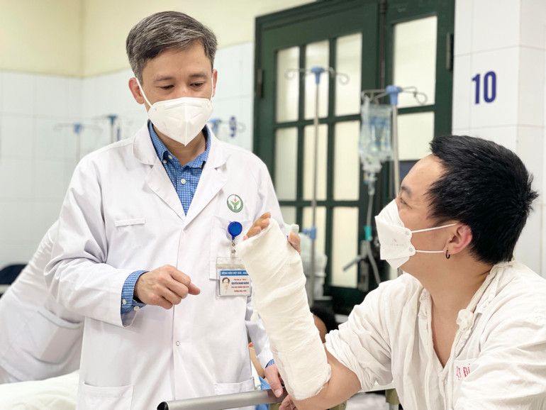 Bệnh nhân nhanh chóng bình phục và ra viện sau 24 giờ. Lần đầu tiên phẫu thuật nội soi tái tạo khớp cổ tay -0