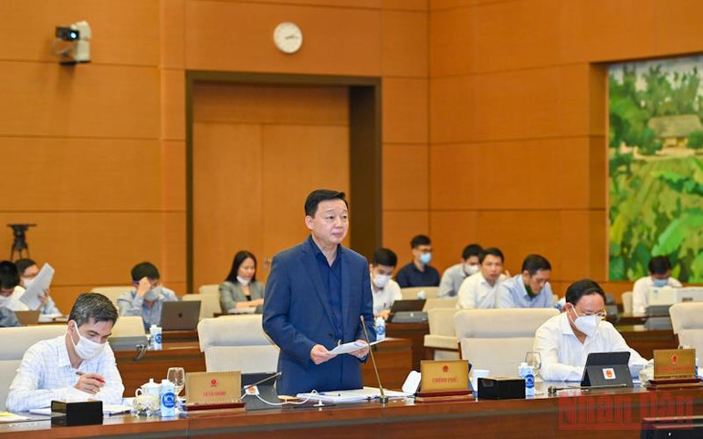 Bộ trưởng Tài nguyên và Môi trường Trần Hồng Hà trình bày tờ trình. (Ảnh: Duy Linh) Phòng chống thất thoát, lãng phí và lợi ích nhóm trong sử dụng đất -0