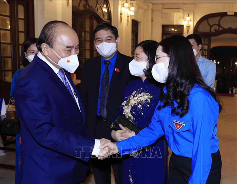 Chủ tịch nước Nguyễn Xuân Phúc với các đại biểu dự Lễ tuyên dương 10 Gương mặt trẻ Việt Nam tiêu biểu năm 2021. (Ảnh: Thống Nhất/TTXVN) Chủ tịch nước dự Lễ trao giải “Gương mặt trẻ Việt Nam tiêu biểu năm 2021” -0