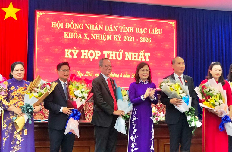 Phó Bí thư Thường trực Tỉnh ủy Bạc Liêu Lê Thị Ái Nam tặng hoa chúc mừng lãnh đạo HĐND tỉnh khóa mới. img-3116.jpg -0
