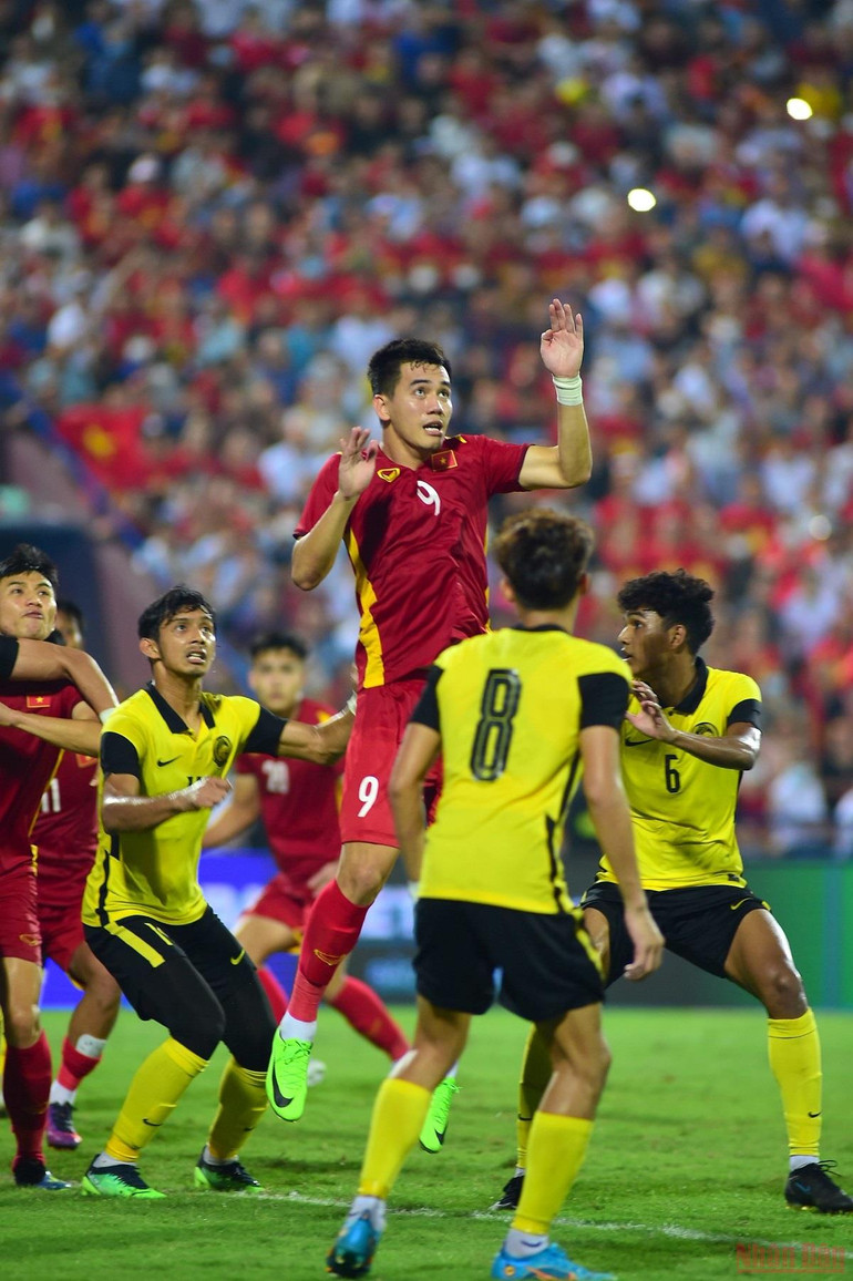 Tiến Linh trở thành người hùng của U23 Việt Nam bằng bàn thắng quý hơn vàng ở phút 111, giúp Việt Nam đánh bại Malaysia và tiến vào chung kết bóng đá nam SEA Games 31. (Ảnh: TRẦN HẢI) Truyền thông Malaysia: U23 Việt Nam chứng tỏ đẳng cấp trước U23 Malaysia -0
