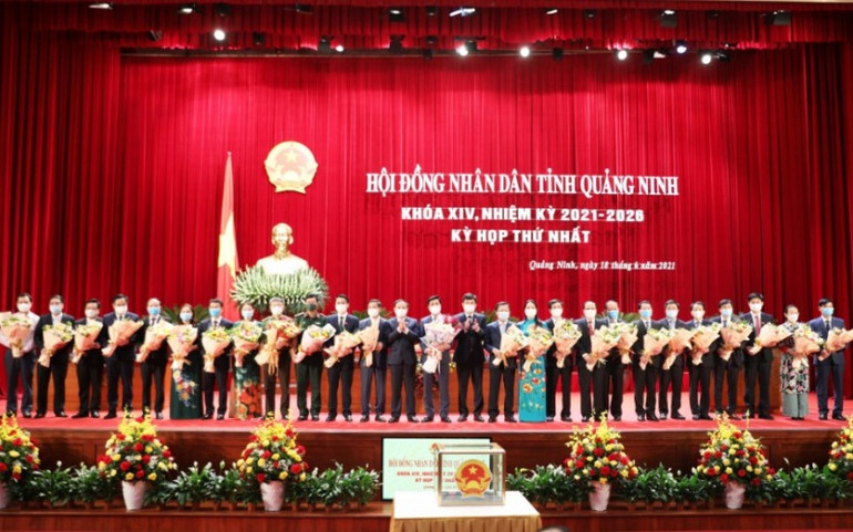 Lãnh đạo Hội đồng nhân dân và thường trực Tỉnh ủy tặng hoa chúc mừng các đồng chí Ủy viên Ủy ban nhân dân tỉnh Quảng Ninh khóa XIV, nhiệm kỳ 2021-2026. Kiện toàn các chức danh Hội đồng nhân dân và Ủy ban nhân dân tỉnh nhiệm kỳ 2021-2026 -0