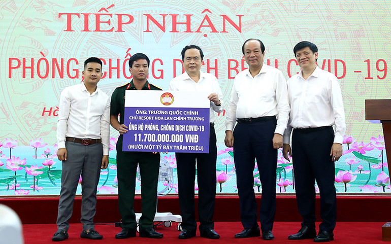 Tiếp nhận 500 máy thở MV20 trị giá 120 tỷ đồng từ Đại học Văn Lang và Tập đoàn Vạn Thịnh Phát -0