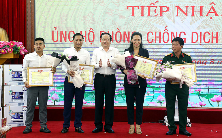 Tiếp nhận 500 máy thở MV20 trị giá 120 tỷ đồng từ Đại học Văn Lang và Tập đoàn Vạn Thịnh Phát -0