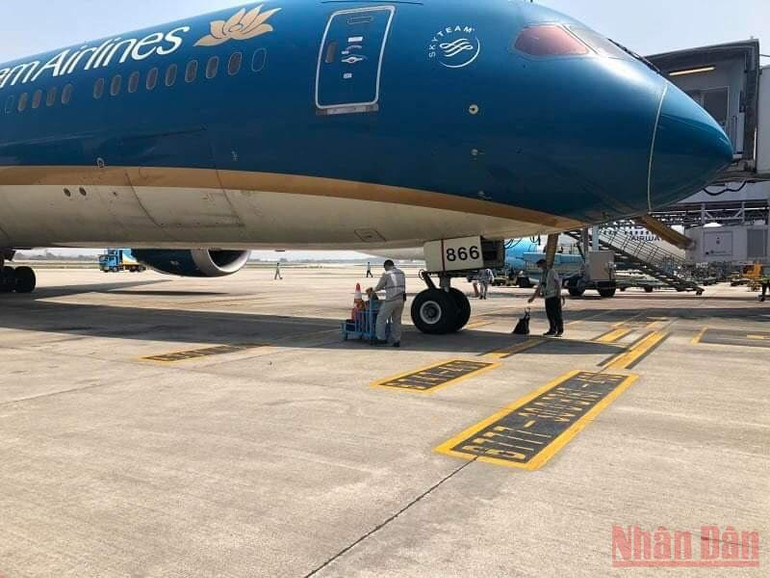 Gỡ khó cho các hãng bay trước “vòng xoáy kép” của dịch và giá xăng tăng -0