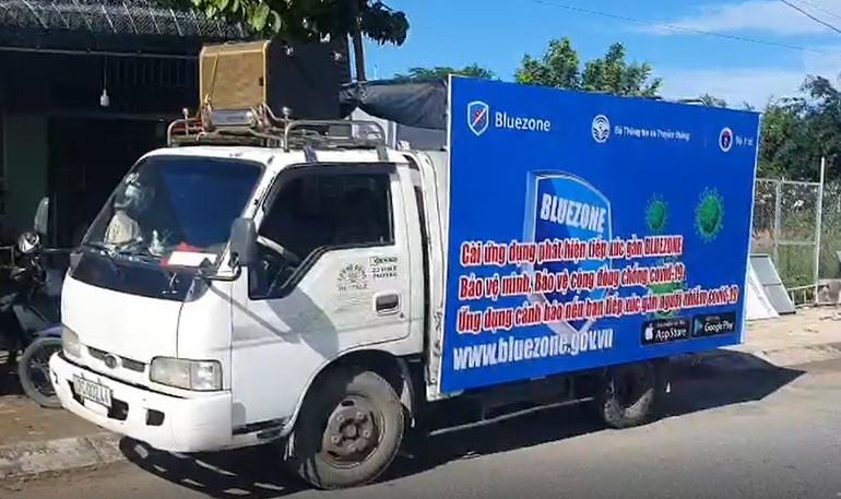 Xe tuyên truyền về ứng dụng Bluezone ở An Giang. Số lượt tải ứng dụng Bluezone đã đạt 15,7 triệu -0