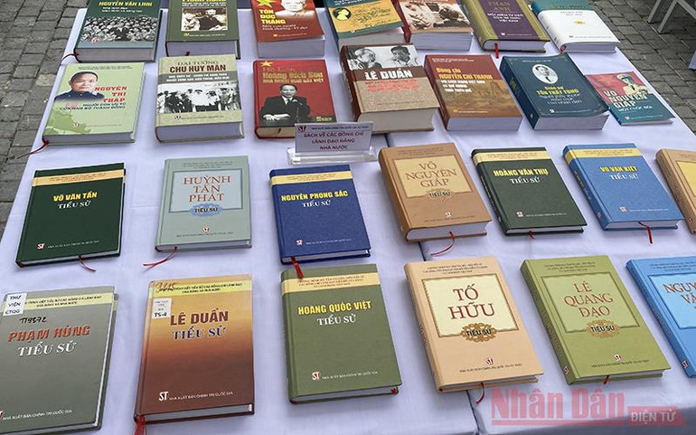 NXB Chính trị quốc gia Sự thật trưng bày sách kỷ niệm 75 năm Ngày truyền thống và giới thiệu bộ sách “Các dân tộc ở Việt Nam” -2