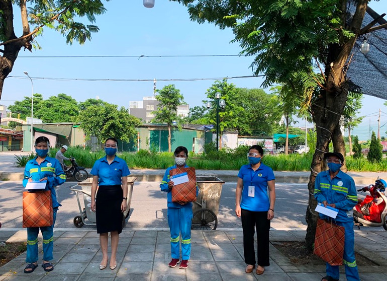 Tặng xe máy cho nữ công nhân vệ sinh môi trường bị cướp -0