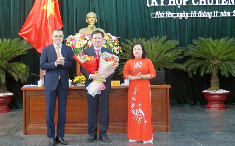 Thường trực Tỉnh ủy Phú Yên tặng hoa chúc mừng đồng chí Trần Hữu Thế, Phó Bí thư Tỉnh ủy, Phó Chủ tịch UBND tỉnh được bầu giữ chức Chủ tịch UBND tỉnh Phú Yên. Phú Yên bầu các chức danh chủ chốt HĐND và UBND tỉnh -0