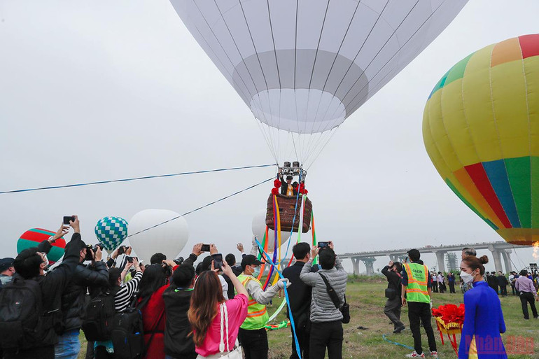 Người Hà Nội vui thích với Lễ hội khinh khí cầu -0