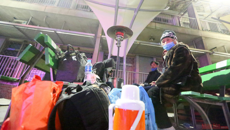 Ấm lòng những cây sưởi ở Bệnh viện Bạch Mai cho người nhà bệnh nhân ảnh 10 10cay_suoi_benh_vien_bach_mai-1610331086926.jpg