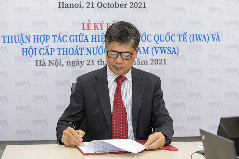 Chủ tịch Hội Cấp thoát nước Việt Nam Nguyễn Ngọc Điệp ký thỏa thuận hợp tác. Việt Nam trở thành Thành viên điều hành của Hiệp hội ngành Nước quốc tế -0
