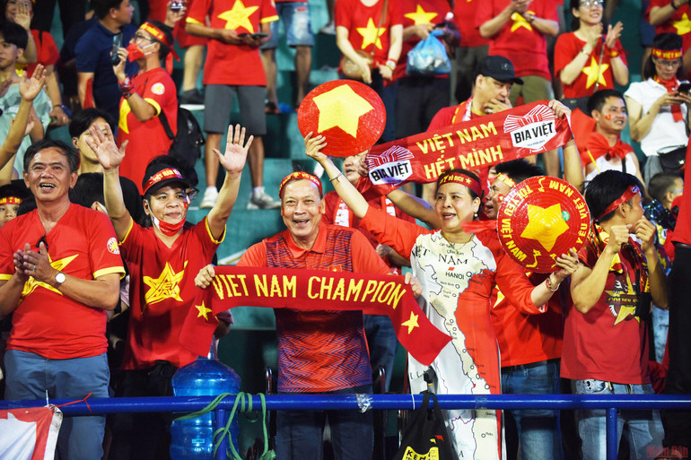 Người hâm mộ hạnh phúc với chiến thắng của đội tuyển U23 Việt Nam (Ảnh: TRẦN HẢI) Cổ động viên Việt Nam vui mừng chiến thắng của đội tuyển U23 Việt Nam -0