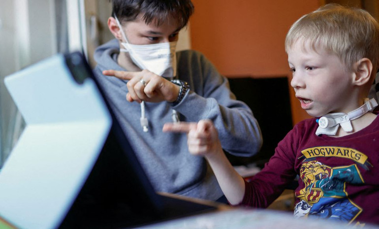 Robot đến trường thay mặt cậu bé người Đức bị ốm -0