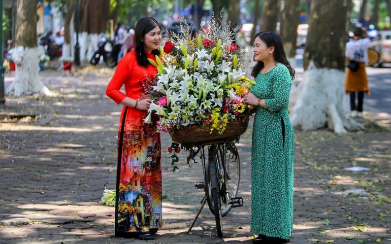 Người dân Thủ đô vui chơi trong ngày đầu tiên kỳ nghỉ lễ Giỗ Tổ -0