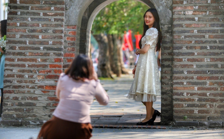 Người dân Thủ đô vui chơi trong ngày đầu tiên kỳ nghỉ lễ Giỗ Tổ -0