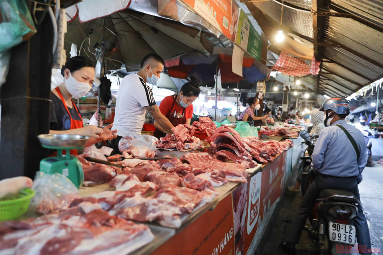 Hà Nội: Hàng hóa siêu thị dồi dào, chợ dân sinh không thiếu hàng tươi sống -0