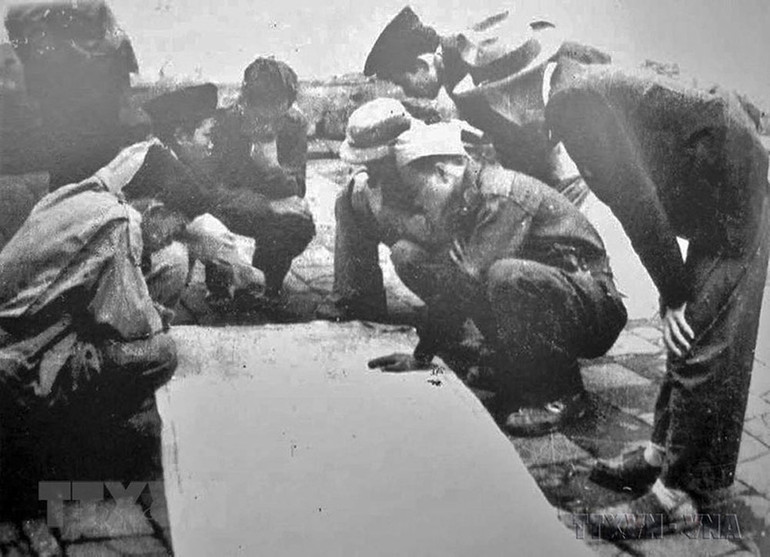 Ban chỉ huy Trung đoàn Thủ đô bàn kế hoạch tác chiến trong những ngày Toàn quốc kháng chiến. (Ảnh: Tư liệu/TTXVN) 75 năm toàn quốc kháng chiến: Quyết tử cho Tổ quốc quyết sinh -0