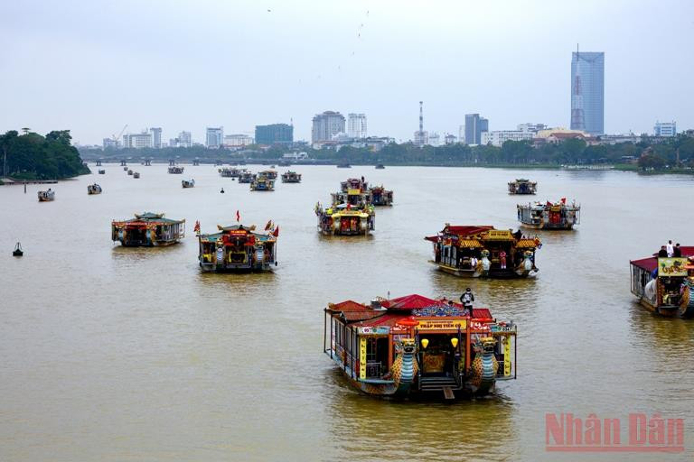 Đoàn thuyền rồng xuất phát từ di tích Nghinh Lương Đình, xuôi theo sông Hương lên thượng nguồn đến điện Huệ Nam (xã Hương Thọ). Thừa Thiên Huế tổ chức lễ hội truyền thống điện Huệ Nam -0