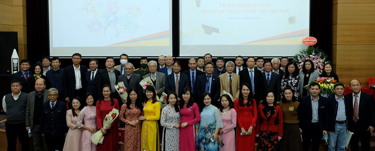 Tập thể cán bộ Trung tâm Vũ trụ Việt Nam tại Lễ kỷ niệm 10 năm thành lập. Lễ kỷ niệm 10 năm thành lập Trung tâm Vũ trụ Việt Nam -0